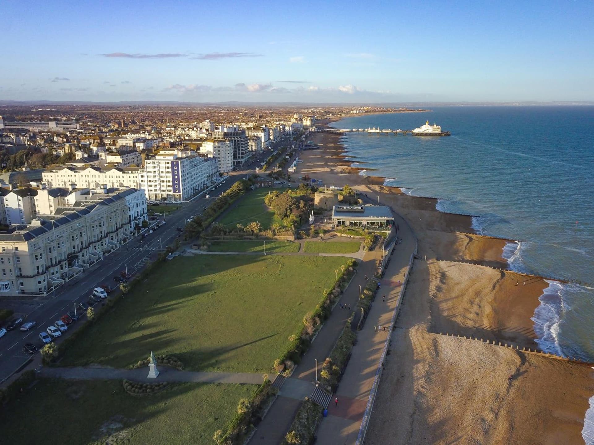 Half Moon Luxury One bedroom - Spacious APT Romantic Getaway with a hot tub, 5 min away from Eastbourne centre , free parking