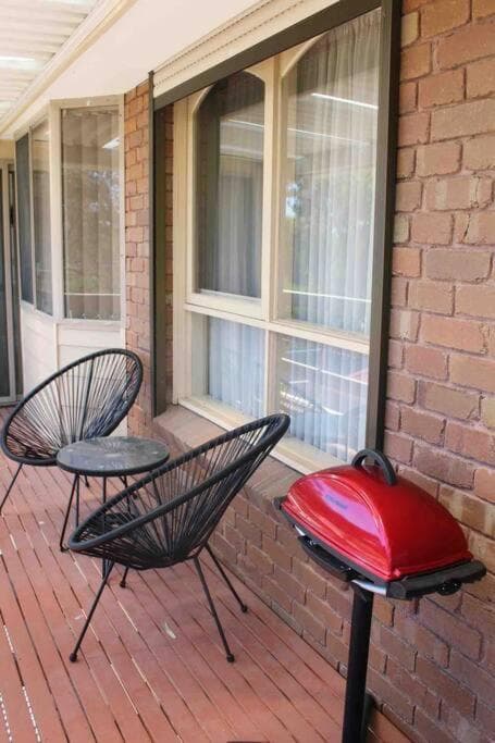 Urban Retreat 3 bedroom - peaceful by Airport