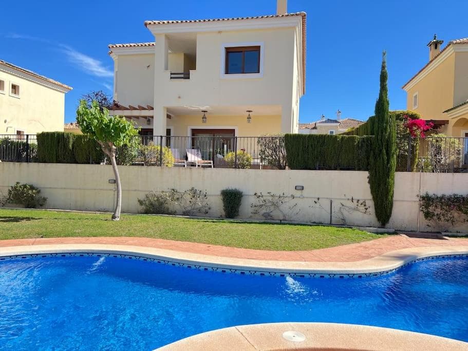 Preciosa Villa El Santuario piscina Altaona Golf