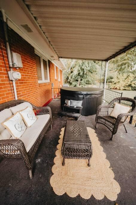 Hot Tub, Pool table, Sleeps 10