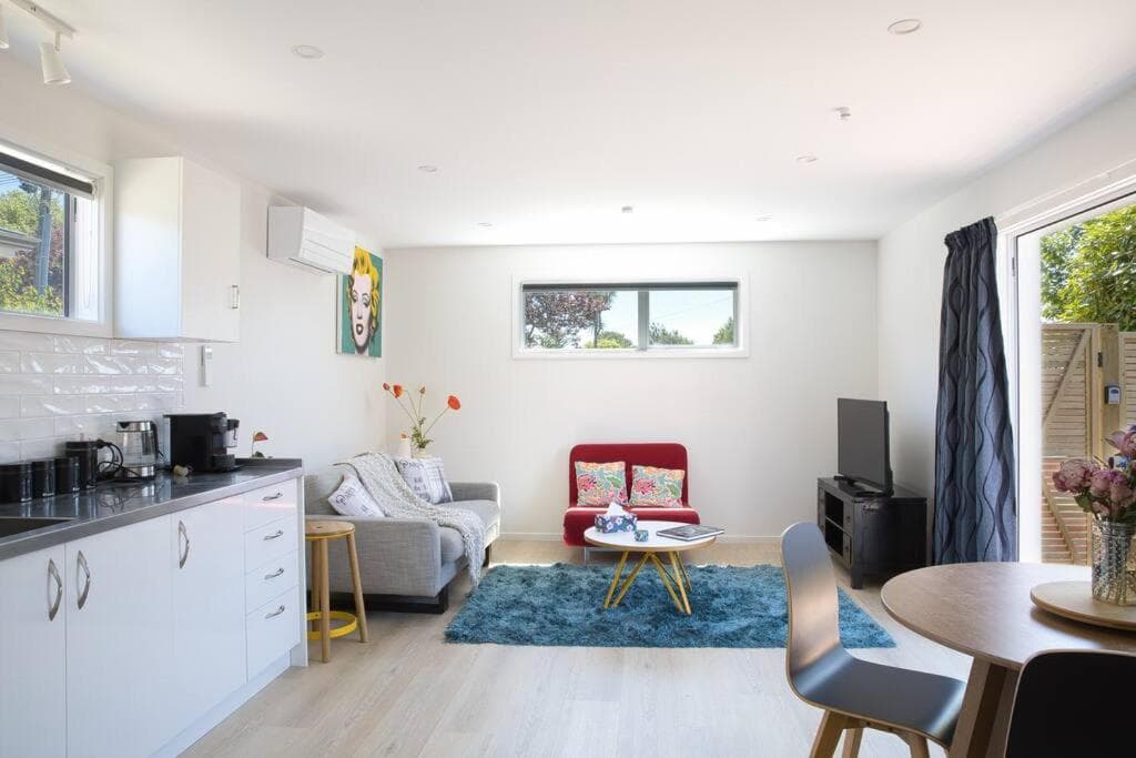 Classy Modern Unit close to Airport, Shops and Bus