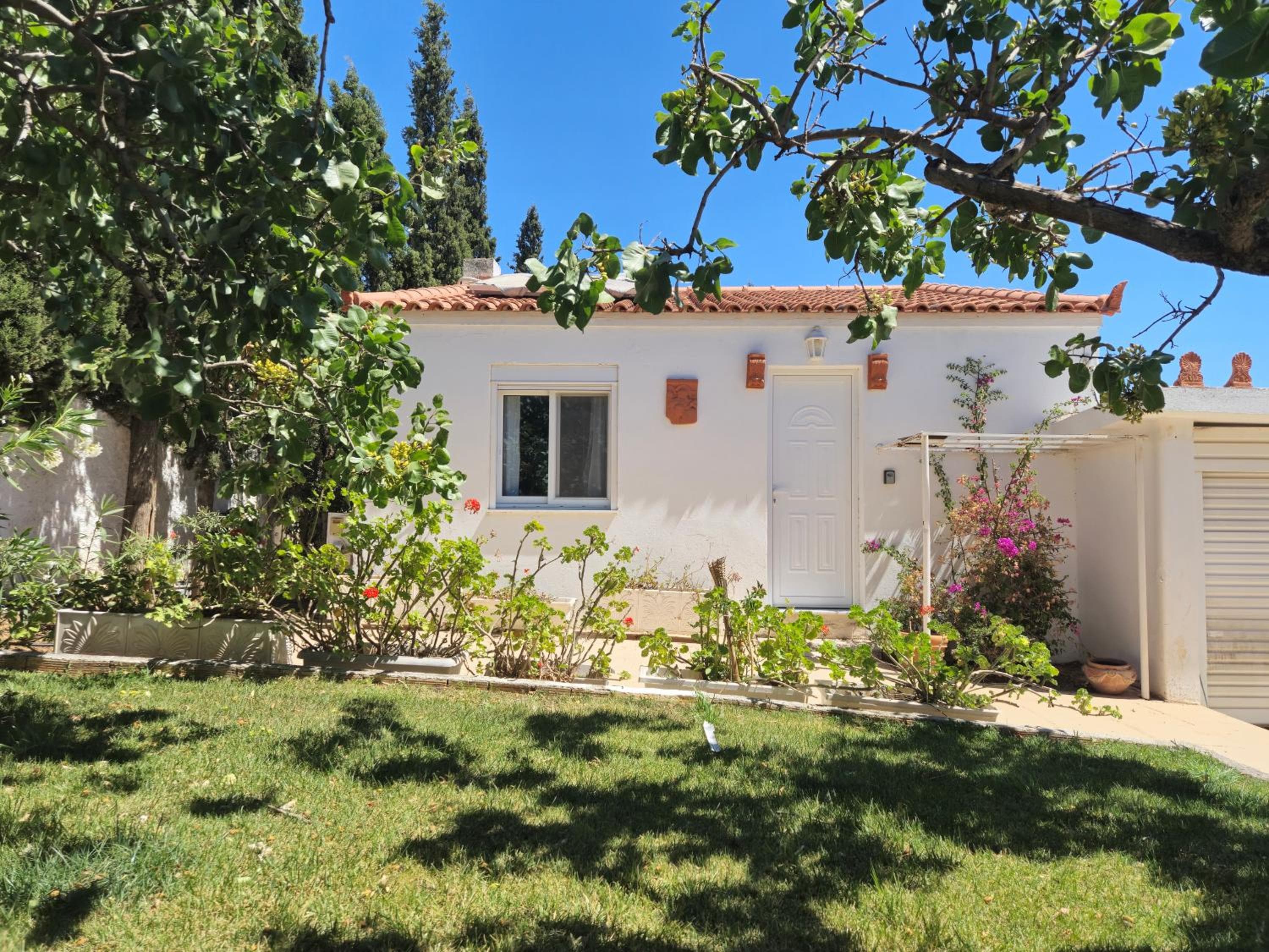 Garden Serenity House - Jacuzzi - 24hr check in - 10m from Airport - Desk - Floor Heating