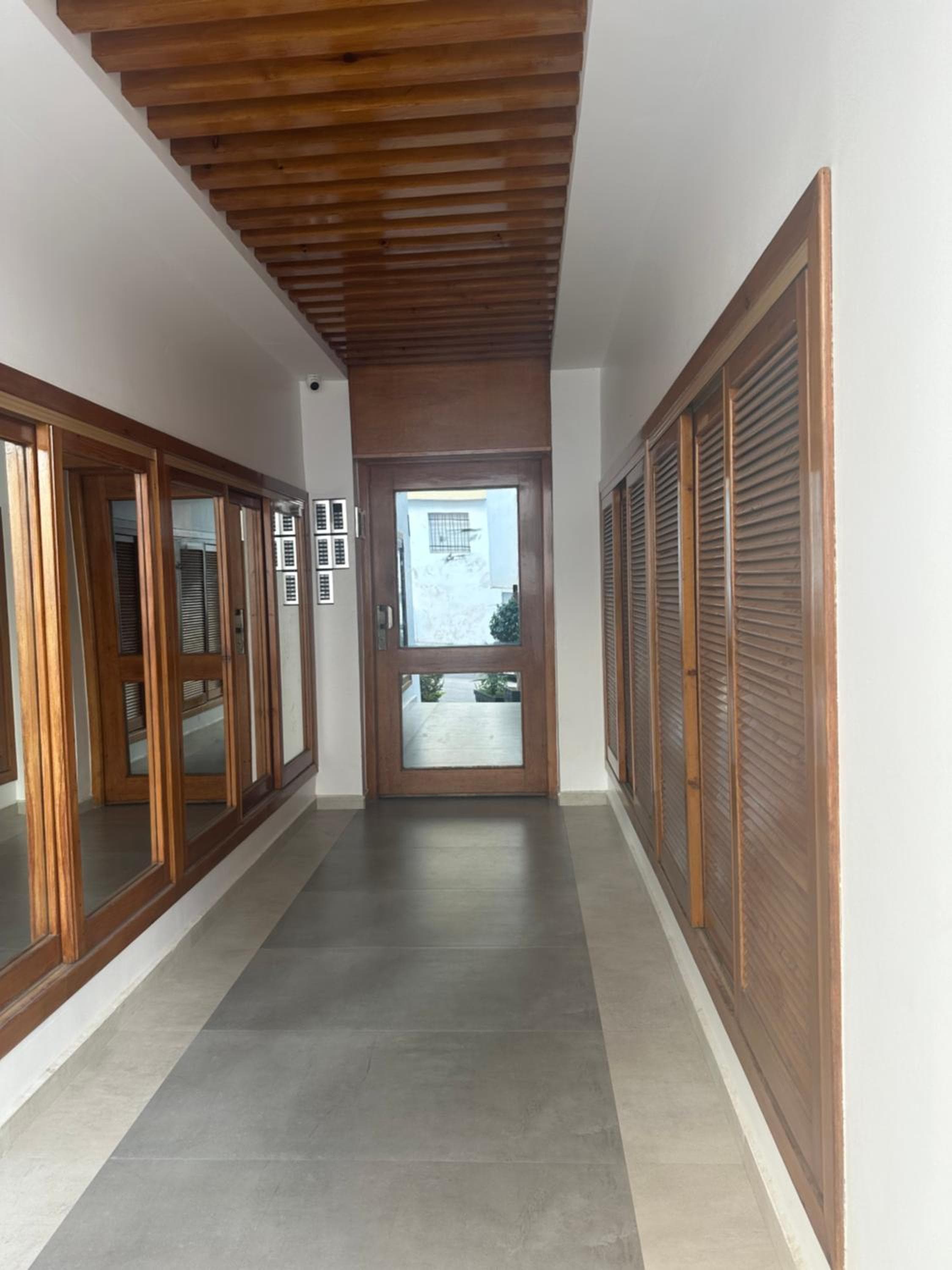 Appartement lumineux 2 chambres clim, Wi-Fi, parking proche corniche Tanger