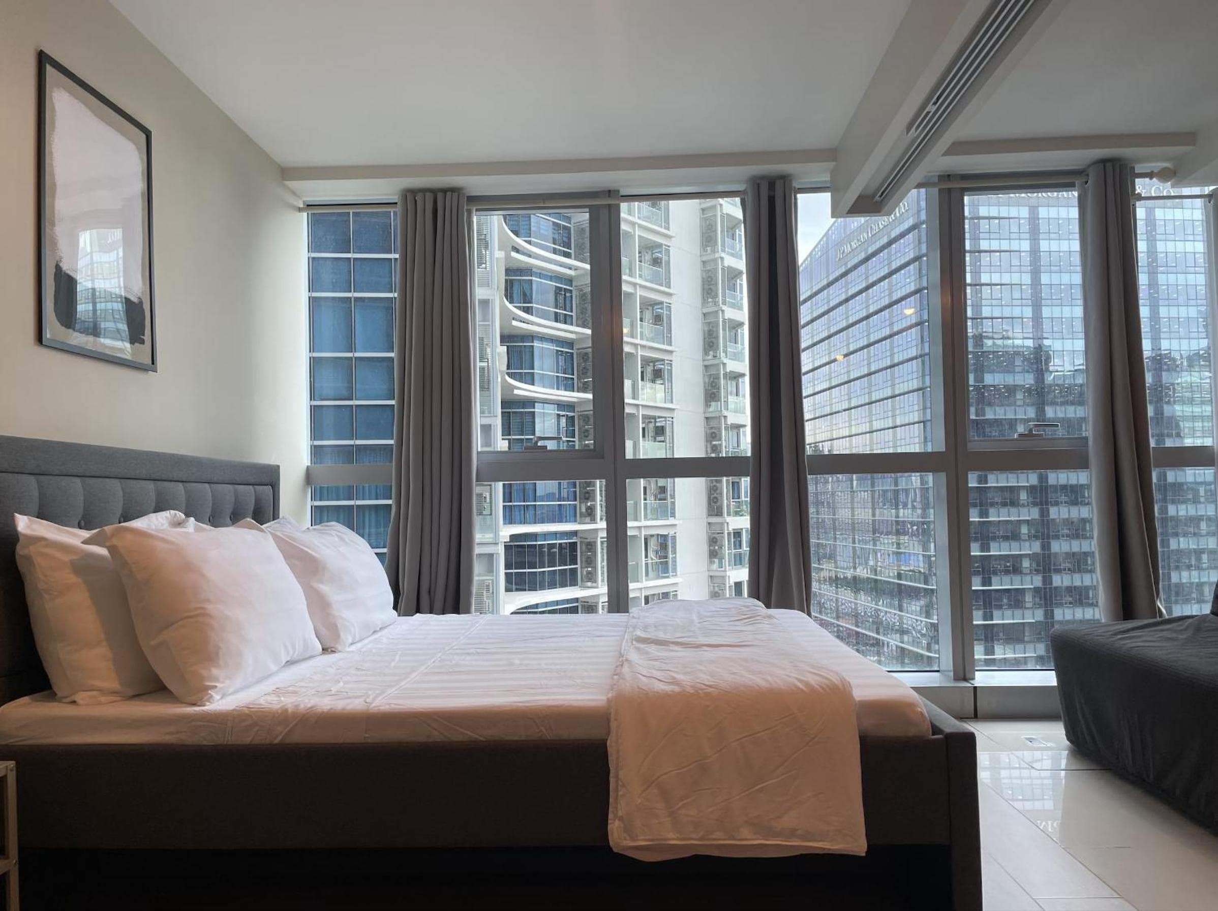 Uptown Parksuites Apartments Tower 1 BGC by PH Staycation