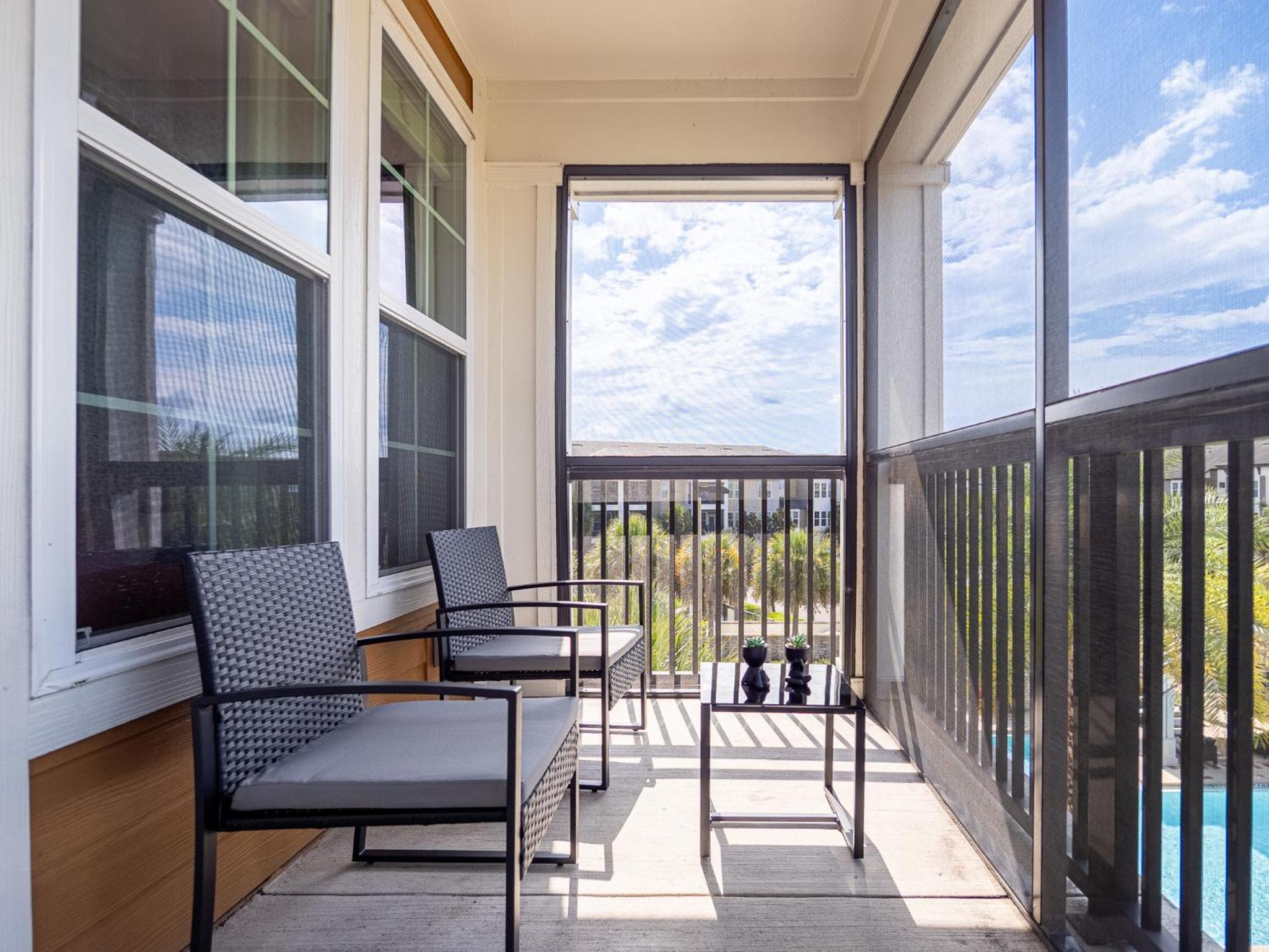 Chic spacious 2BA 2BR with views of pool