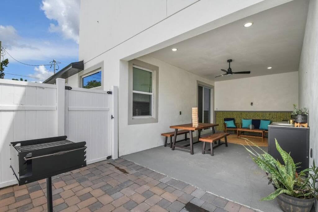 5 Bdr 4,5 Bth Villa - Pool Table - Fenced Yard