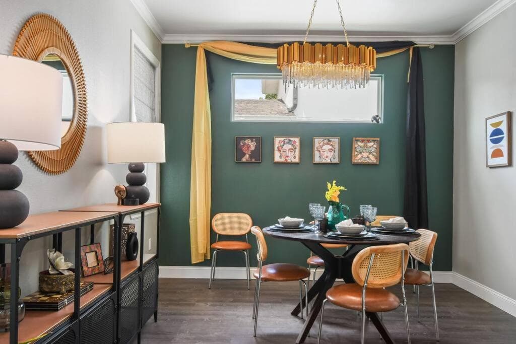 Pool Table, BBQ, Walking Distance to Local Gems