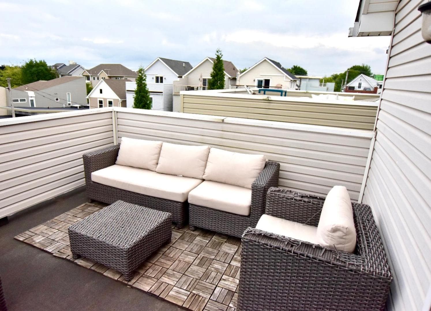 Large 3 Bedroom, Tremont House, minutes from everything!!