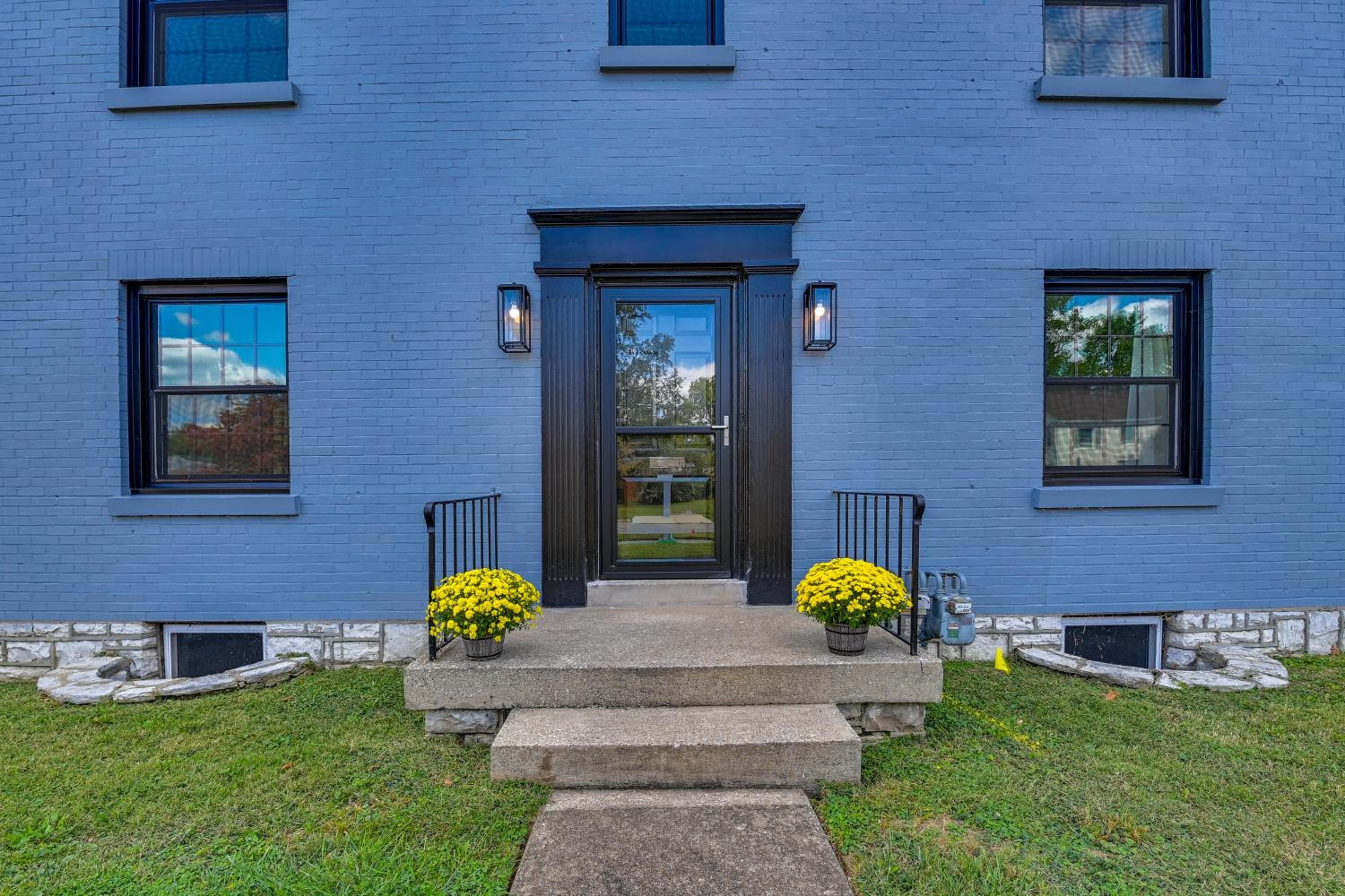 3 Mi to Dtwn: Updated Home w/ Hot Tub in Lexington