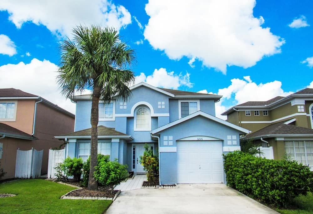 3 Bed 2 5 Bath Villa With Lakeside Pool