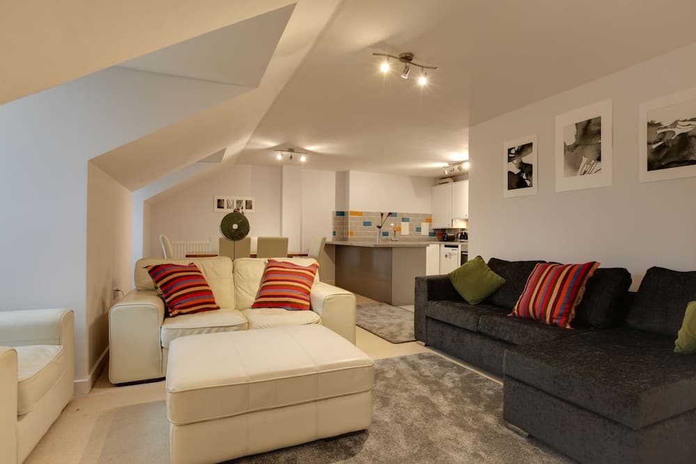 BookedUK - Penthouse 3 Bedroom Apartment