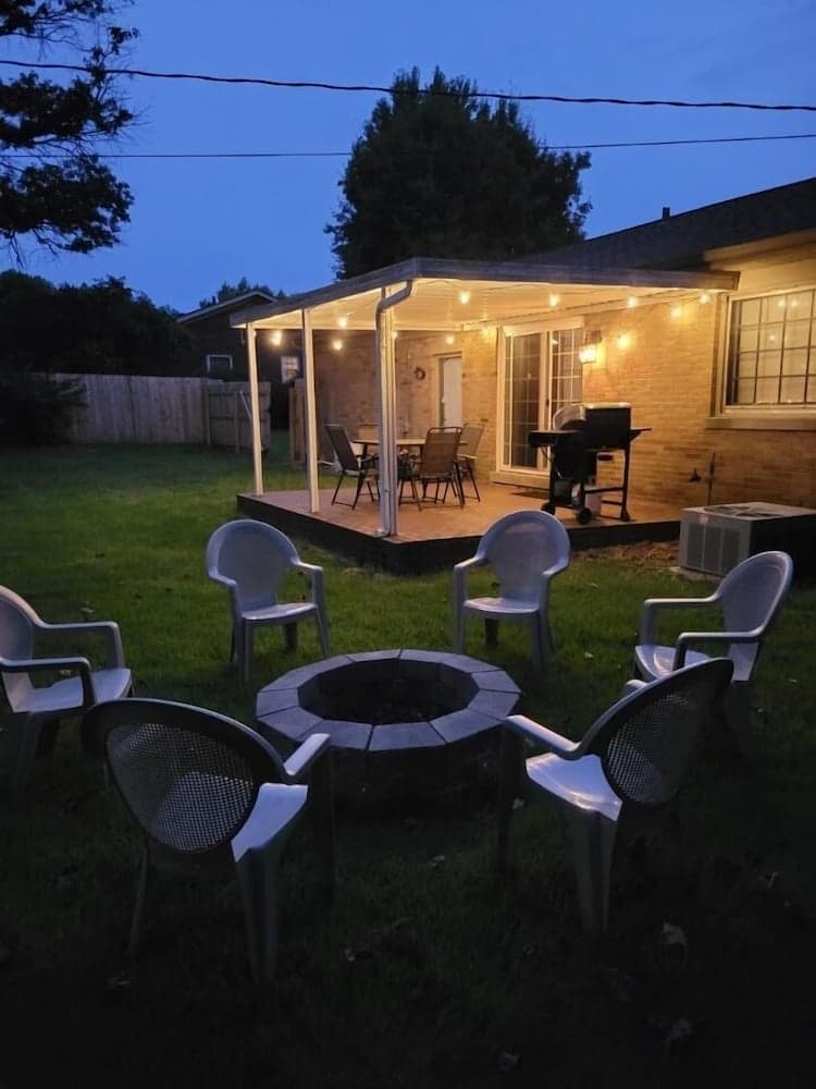 Andrea Abode 5 Bedroom Home by RedAwning