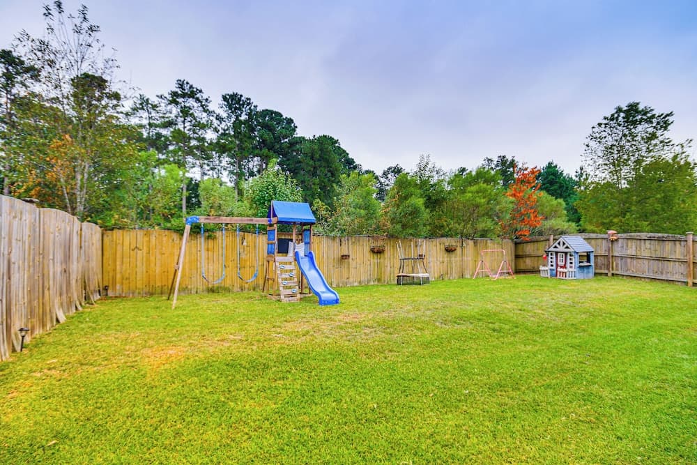 Pet-friendly Home w/ Yard & Fireplace in Lexington